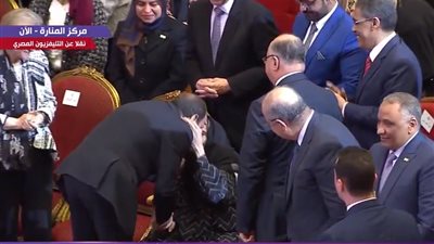 الرئيس السيسي يكرم الحاجة فهيمة أكبر معمرة في الشرقية