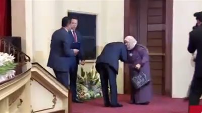 من هي الأم المثالية التي قبل السيسي يدها في احتفالية المرأة المصرية 2019 ؟