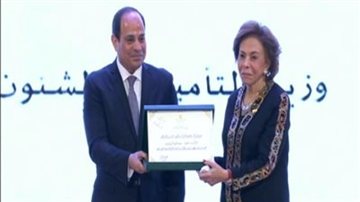 شاهد| السيسي يكرم ميرفت التلاوي فى حفل تكريم المرأة المصرية