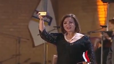 شاهد| بعد ظهورها بالحجاب.. تكريم إلهام شاهين على مسرح بابل العراقي