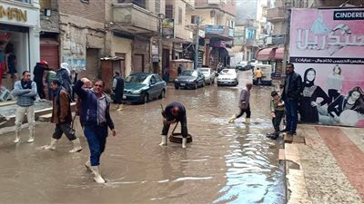 صور| رئيس مدينة دسوق يتابع شفط مياه الأمطار من الشوارع