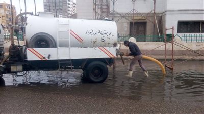 صور| سكرتير عام بورسعيد: الدفع بسيارات لشفط مياه الأمطار