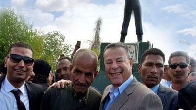 شاهد.. سيلفي محافظ بني سويف مع تمثال الجندي المنتصر