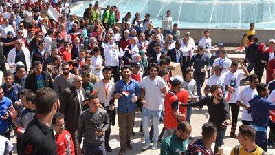 «رسالة سلام للعالم من جامعة أسيوط» شعار مسيرة حاشدة للطلاب والقادة