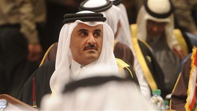 فيديو| لحظة فرار أمير قطر من أعمال القمة العربية 30