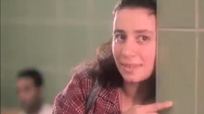 امرأة في مشهد| «بوسني يا زين من ورا الأزاز»