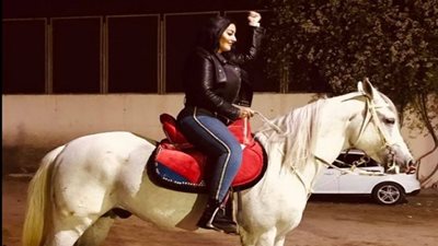 سمية الخشاب في فوتوسشين جديد ترفع شعار«اللي باعنا خسر دلعنا»