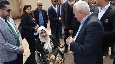 محافظ بورسعيد يستجيب لفتاه من ذوي الاحتياجات الخاصة