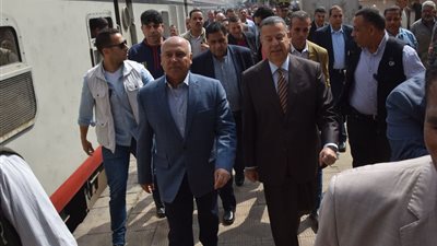 صور| مستقلاً قطار.. وزير النقل يتفقد محطة سكة حديد بني سويف