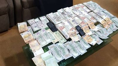 متخفي في أقمشة تجارتة.. الأموال العامة تضبط تاجر نقد أجنبي بالغربية