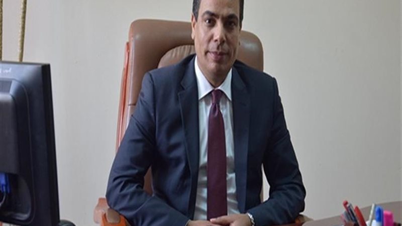  الدكتور عادل عبدالغفار