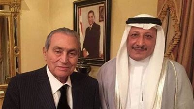 «عاد لحياته الطبيعية».. مبارك وأسرته بصحبة شاعر خليجي 