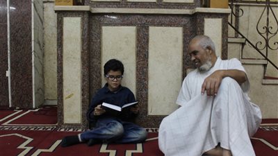 توافد أهالي حي العجمي على المساجد لأداء صلاة الجمعة