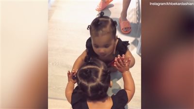 هو انا قمر كده.. طفلة صغيرة تلعب أمام المرآة لأول مرة