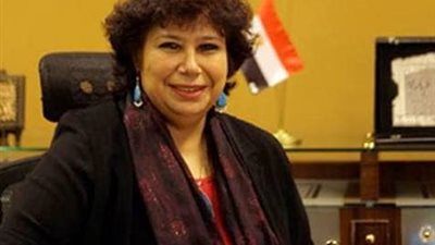 لحصولها على درع الجامعة الكاثوليكية بميلانو| مايا مرسي تهنئ إيناس عبد الدايم