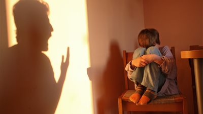 «ضرب وأوضة ضلمة».. نصائح الأمهات في جروبات السوشيال ميديا 