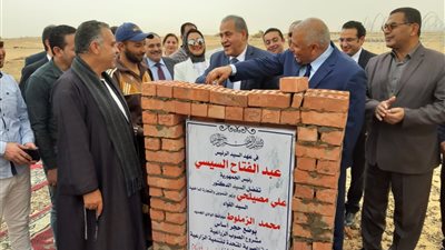 وزير التموين يضع حجر أساس مشروع الصوب الزراعية في الوادي الجديد