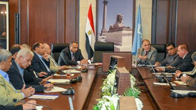 صور| سكرتير عام الإسكندرية يبحث سبل تصريف مياه الأمطار