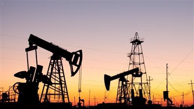 أسعار النفط تقفز إلى مستوى قياسي .. وخام برنت فوق الـ70 دولار