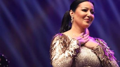 صور| بعد منحها ختم الرسول سمية الخشاب تؤدي مناسك العمرة مع والدتها 