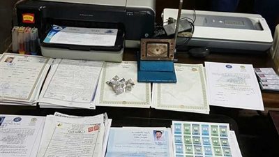 ضبط شخصين لقيامهما بتزوير المحررات الرسمية وبيعها للمواطنين 