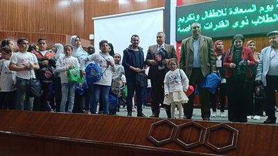 رئيس جامعة بنها يكرم 100 طفل من الأيتام