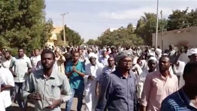 المتظاهرين السودانيين في الشوارع رغم «حظر التجول»