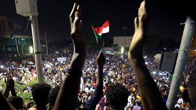 عاجل| المعتصمين السودانيين يحتفلون بعد تنحي عوض بن عوف 