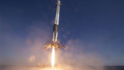 عودة صاروخ Falcon Heavy إلى الأرض