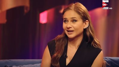 فيديو| نيللي كريم: «بنتي مش بتحب تتصور مع فنانين»