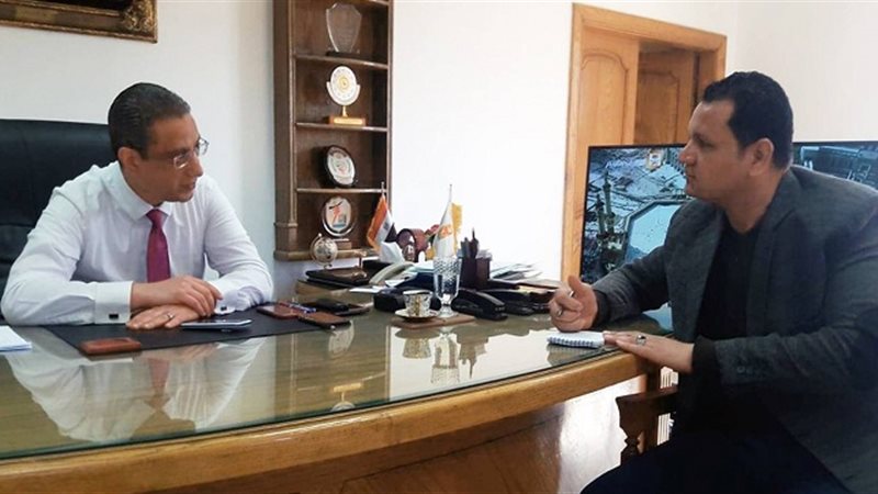 محافظ سوهاج مع محرر