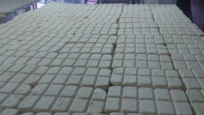 مباحث التموين تضبط 2 طن حلاوة طحينية فاسدة بمصنع باكتوبر