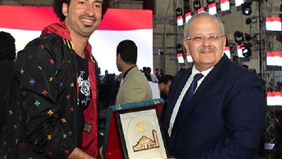 فيديو| تكريم علي ربيع في جامعة القاهرة: «أنا الأسد أهو» 