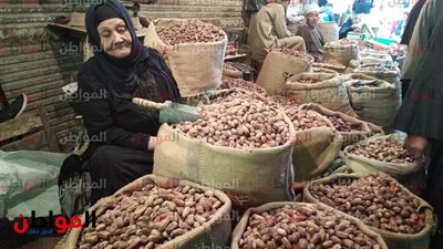 «شارع الوكايل بطنطا».. مقصد الغلابة لشراء ياميش رمضان 2019