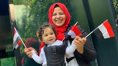 صور| أصغر مصري مغترب بميلانو يشارك في التصويت على الدستور