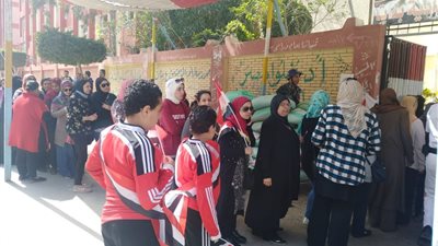 فيديو| زغاريد وأغاني وطنية أمام اللجان الانتخابية ببورسعيد