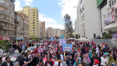 مسيرة حاشدة  لـ«جامعة دمنهور» لحث المواطنين للمشاركة في تعديلات الدستور2019