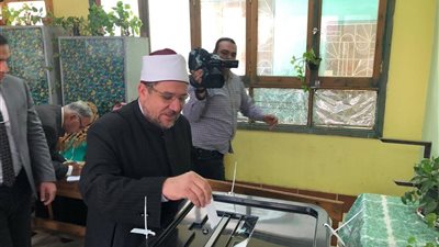 صور| وزير الأوقاف يُدلي بصوته في الاستفتاء على التعديلات الدستورية