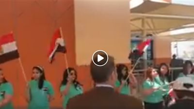 على الأغاني الوطنية.. المواطنين في مطار القاهرة للمشاركة بـ التعديلات الدستورية 