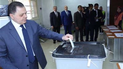 وزير الداخلية يدلي بصوته على التعديلات الدستورية 2019