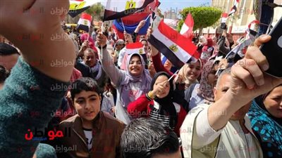 بالزغاريد|الناخبون يستقبلون محافظ البحيرة بلجان الاستفتاء على الدستور