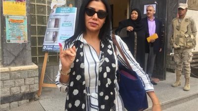 صور| رانيا يوسف تدلي بصوتها فى التعديلات الدستورية 