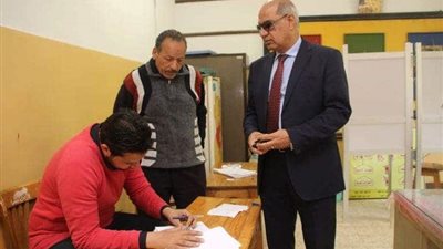 رئيس جامعة كفر الشيخ  يدلي بصوته في الاستفتاء على تعديلات الدستور