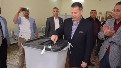 محافظ بني سويف يدلي بصوته في  الإستفتاء على التعديلات الدستورية