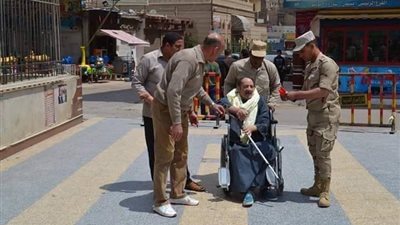 الجيش يساعد قعيد على الأدلاء بصوتة فى الاستفتاء على الدستور بالغربية
