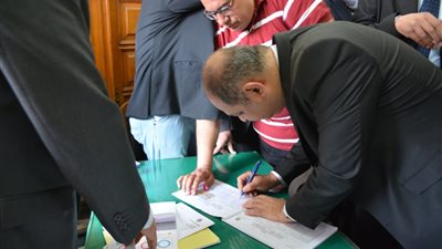 محافظ الغربية يدلى بصوتة فى لجنة الوافدين بشركة مصر للغزل والنسيج