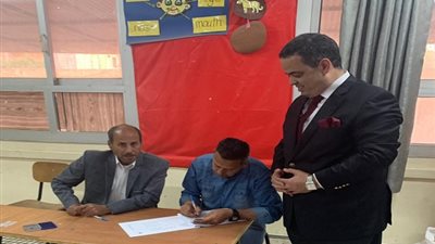 أمين تنظيم مستقبل وطن يلتقط سيلفي التعديلات الدستورية مع المواطنين