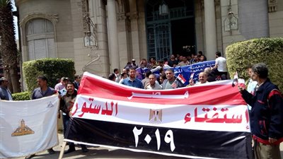 فيديو| مسيرة حاشدة للعاملين بجامعة عين شمس لدعم الاستفتاء على التعديلات الدستورية 2019