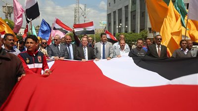 محافظ كفرالشيخ يقود مسيرة لدعوة المواطنين للمشاركة في الاستفتاء 