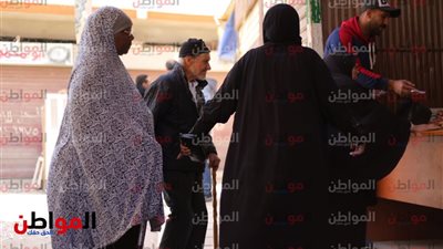 رجال الجيش والشرطة ببورسعيد يساعدون المُسنين في لجان الاستفتاء